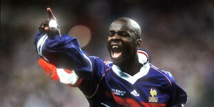 Jubelpose von Lilian Thuram mit Flagge in der rechten Hand.