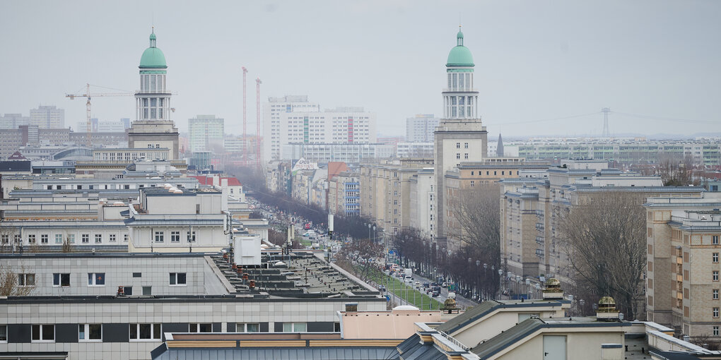 Ein Blick über die Karl-Marx-Allee zeigt viele Wohnungen