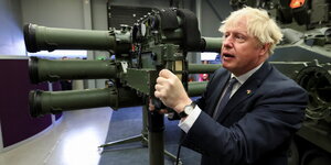 Premierminister Johnson in einer Waffenfabrikation.