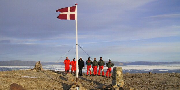 Eine gehisste dänische Flagge auf einer kleinen Insel.