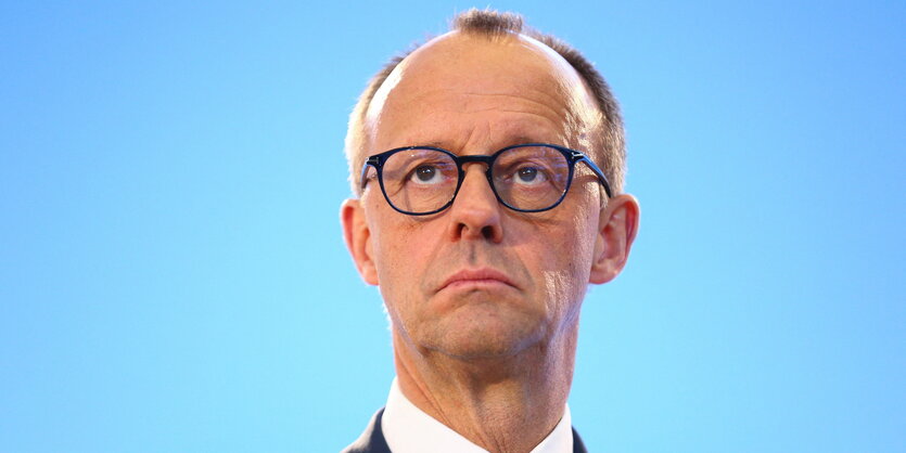 Friedrich Merz mit Brille guckt durch die Gegend