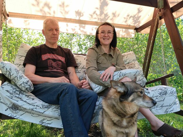 Frau und Mann auf Schaukel Frau und Mann auf Schaukel