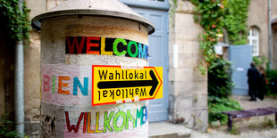 Ein Schild mit der Aufschrift „Wahllokal“ hängt an einer Säule im Stadtteil Prenzlauer Berg im Innenhof einer Grundschule, in der ein Wahllokal untergebracht ist.