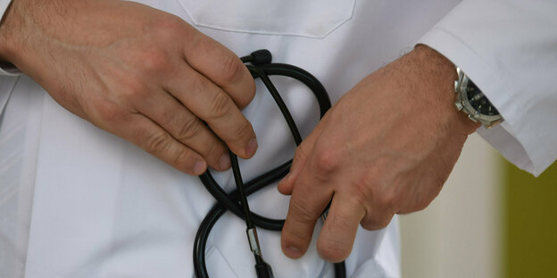 Arzt hält ein Stetoskop in der Hand