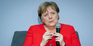 Angela Merkel im roten Blazer