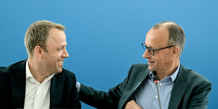 Mario Czaja (l), CDU Generalsekretär, und Friedrich Merz, CDU-Bundesvorsitzender.