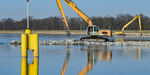 Bagger an einem Fluss.