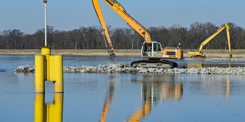 Bagger an einem Fluss.