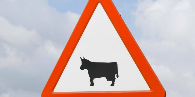 Ein Straßenschild mit einer Kuh.