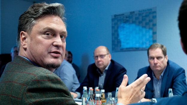 Frank Hansel schaut gestikulierend über seine Schulter in die Kamera Frank Hansel schaut gestikulierend über seine Schulter in die Kamera