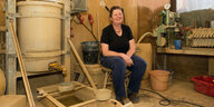 Portrait der Keramikerin Sabine kluge in ihrer Werkstatt