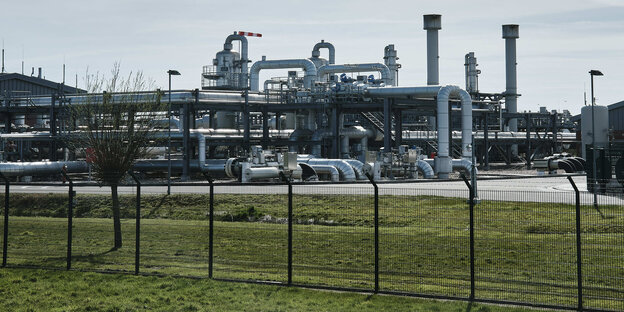 Gazprom Germania Filiale mit ganz vielen Rohren und hinter vielen Absperrungen