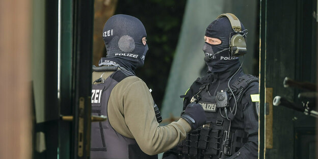 Zwei Uniformierte SEK-Polizisten mit Maske.