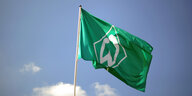 Werder-Fahne vor blauem Himmel