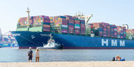Ein Containerschiff im Hafen