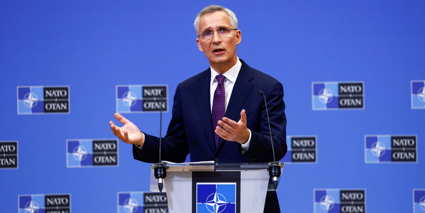 Nato-Generalsekretär Jens Stoltenberg vor einer blauen Wand