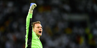 Manuel Neuer Ballt die Faust.