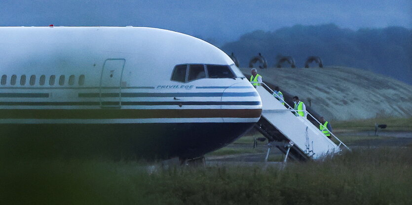 Ein Flugzeug in der Dämmerung.