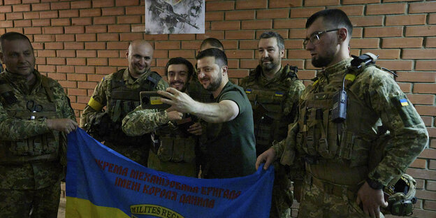 Präsident Selenski macht ein Selfie mit Soldaten.