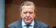Gerhard Schröder guckt grimmig