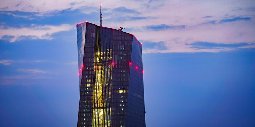 Ein Hochhaus im frühen Morgenlicht