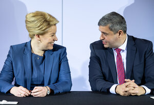 Raed Saleh und Franziska Giffey schauen sich an Raed Saleh und Franziska Giffey schauen sich an