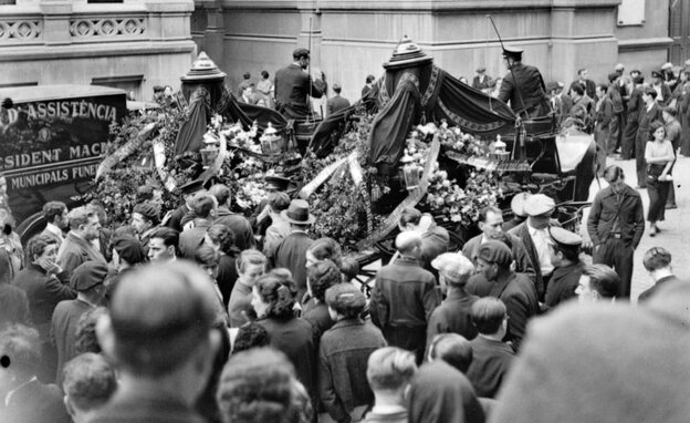 Auf einem alten von Foto von 1937 ist eine Menschenmenge mit zwei reich geschmückten Särgen zu sehen. Die Anarchisten Camillo Berneri und Francisco Barbieri werden beerdigt. Auf einem alten von Foto von 1937 ist eine Menschenmenge mit zwei reich geschmückten Särgen zu sehen. Die Anarchisten Camillo Berneri und Francisco Barbieri werden beerdigt.