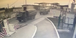 Russische Militärlastwagen fahren am 24. Februar über die Grenze in die Ukraine