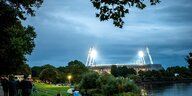 Das Weserstadion mit Flutlicht in der Abenddämmerung vom Osterdeich aus