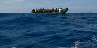 Ein überfülltes Schlauchboot auf dem Meer