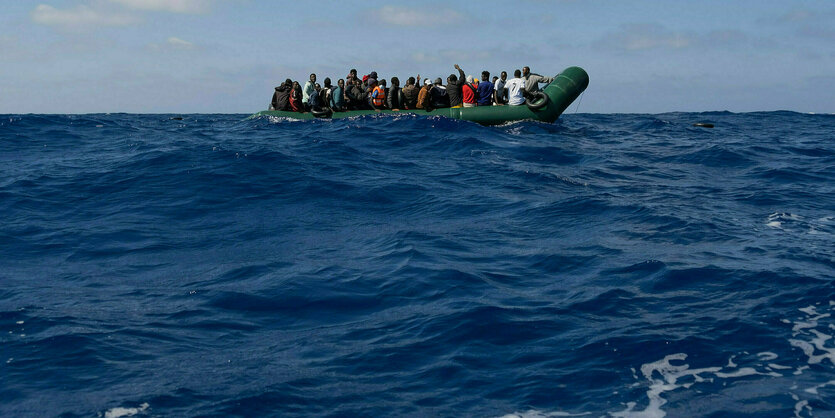 Ein überfülltes Schlauchboot auf dem Meer