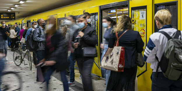 Menschen auf einem U-Bahn-Bahnsteig
