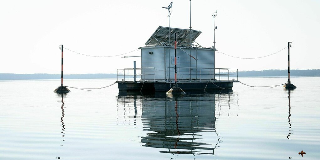 Ein Hausboot schwimmt im see