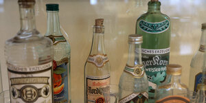 Flaschen unterschiedlicher alkoholischer Getraenke aus der DDR
