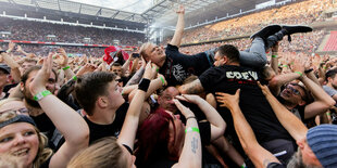 Viele Menschen bei einem Konzert der Toten Hosen in Köln.