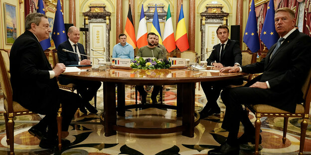 Draghi, Scholz, Selenski, Macron und Johannis sitzen in Kiew an einem runden Tisch in einem prunkvollen Saal