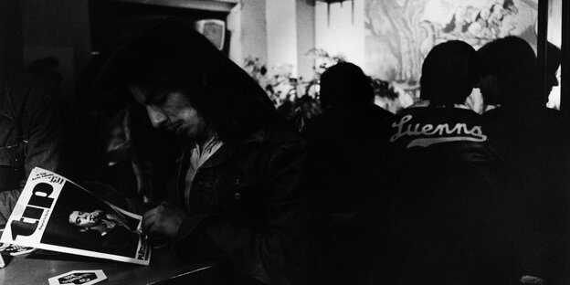 Schwarz weiß Bild aus 1978 in einer Berliner Eckkneipe ein Mann liest das Magazin Tip