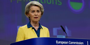 Ursula von der Leyen trägt einen gelben Blazer und eine blaue Bluse