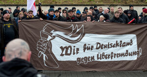 Neonazis stehen hinter einem Transparent Neonazis stehen hinter einem Transparent