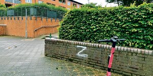 Ein "Z"-Symbol auf einer Mauer in einem Wohngebiet. Ein "Z"-Symbol auf einer Mauer in einem Wohngebiet.