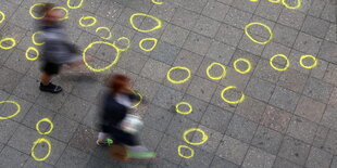 Kreisförmige Markierungen markieren die Opfer der Amokfahrt