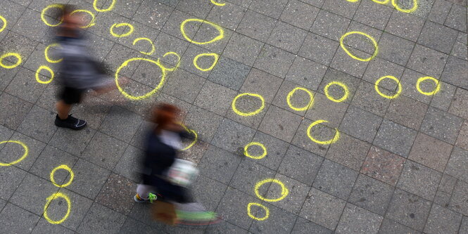 Kreisförmige Markierungen markieren die Opfer der Amokfahrt