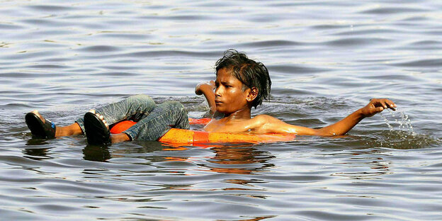 Ein Junge badet im Arabischen Meer bei Karachi in Pakistan