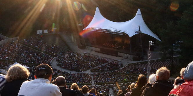 Blick von oberen Rängen auf die Bühne der Berliner Waldbühne