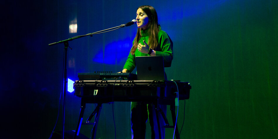 Nite Jewel concert in Berlin: hopeful melancholy in green