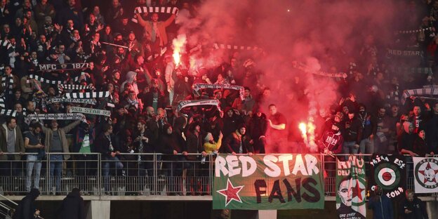 Fans des Pariser Fußballklubs Red Star zünden im Stadion Bengalos