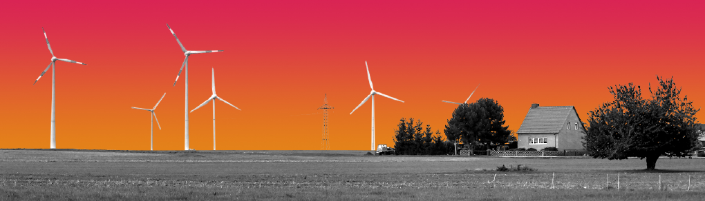 Eine Landschaft mit Bäumen einem Fachwerkhaus und Windrändern. Der Himmel dahinter in rot-orange wirkt, als brenne die Erde.