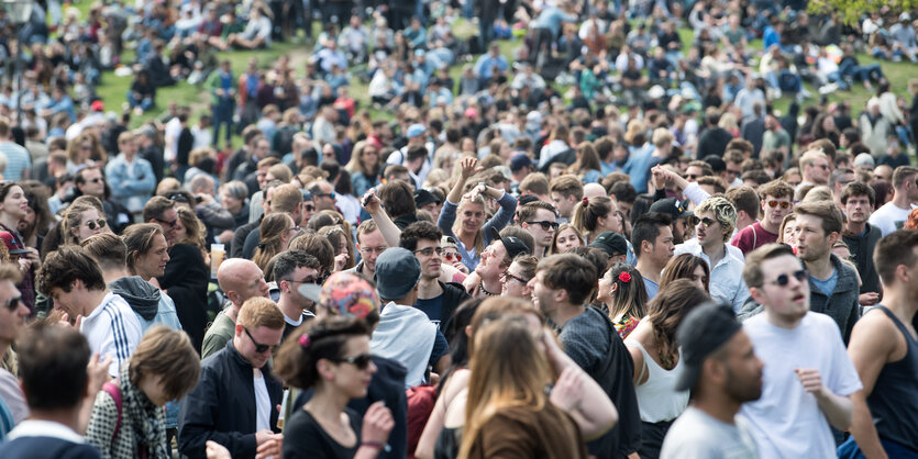 Menschen sitzen in einem Park