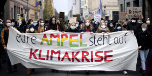 Demonstranten mit Transparent Eure Ampel Steht auf Klimakrise