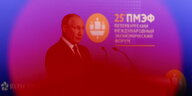 Putin in violettem Scheinwerferlicht vor Mikros.